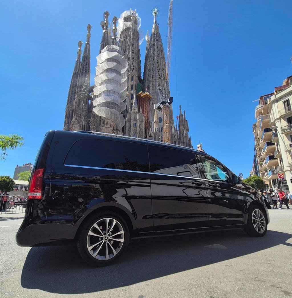 Private transfer Barcelona airport price luxury chauffeur at Barcelona Airport